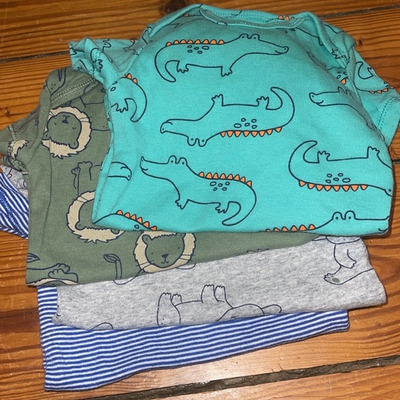 Carter's Other - Carters bundle of 4 short sleeve onesies bodysuits size 6M
